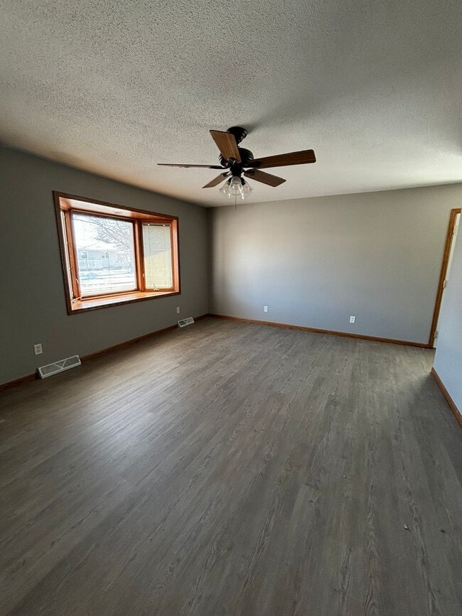 Building Photo - 3 Bedroom Home w/ Garage in Marion, IA