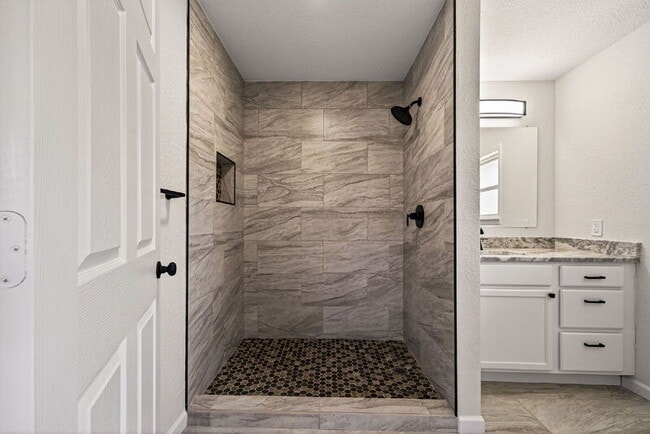 Building Photo - 192 Oriole Dr