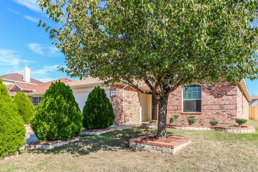 Building Photo - 3020 Meadowbrook Dr