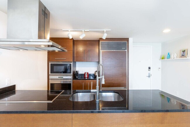 Building Photo - 485 Brickell Ave