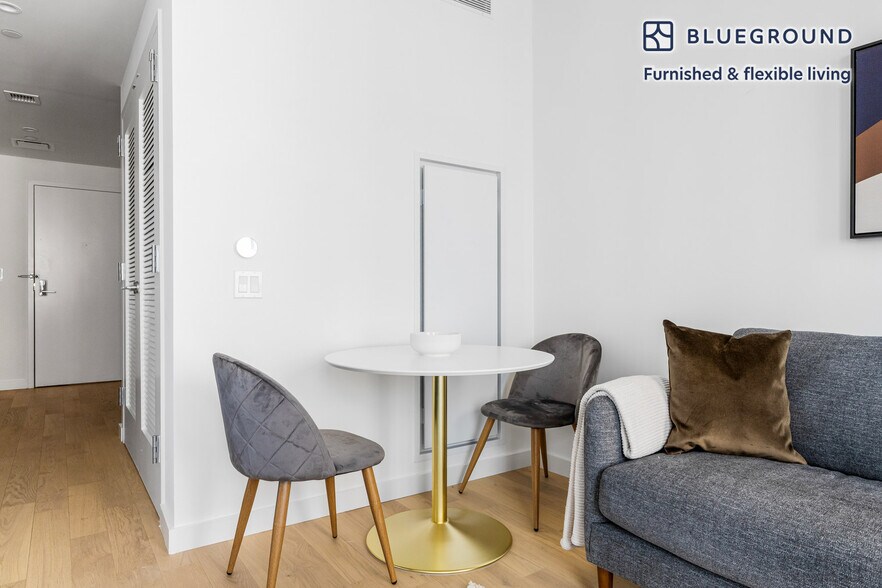 Building Photo - 243 W 28th St