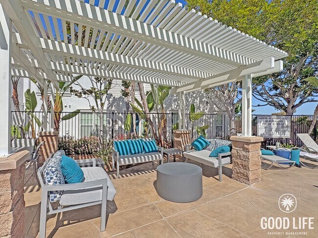 Building Photo - Beautiful 2B/2.5BA Townhouse in Oceanside w/ Washer/Dryer, Attached Garage, and AC!