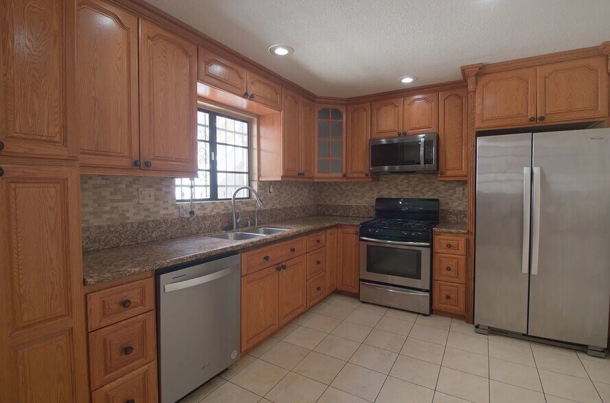 Building Photo - 1348 N Orange Dr