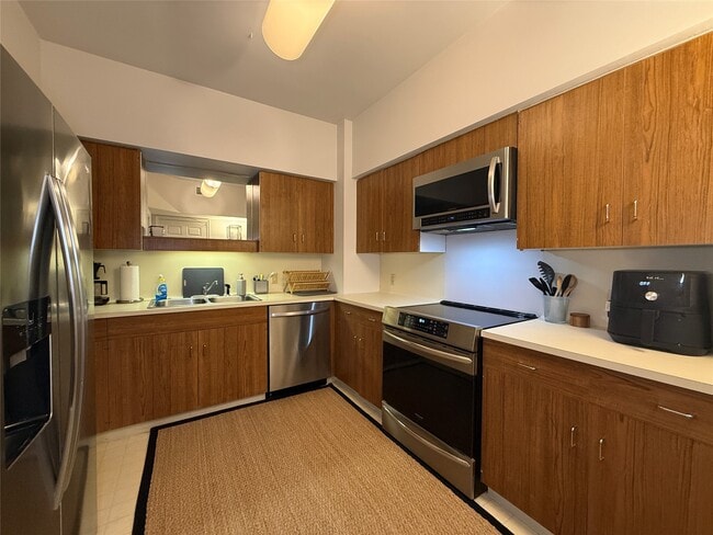 Building Photo - 15 Greenway Plz