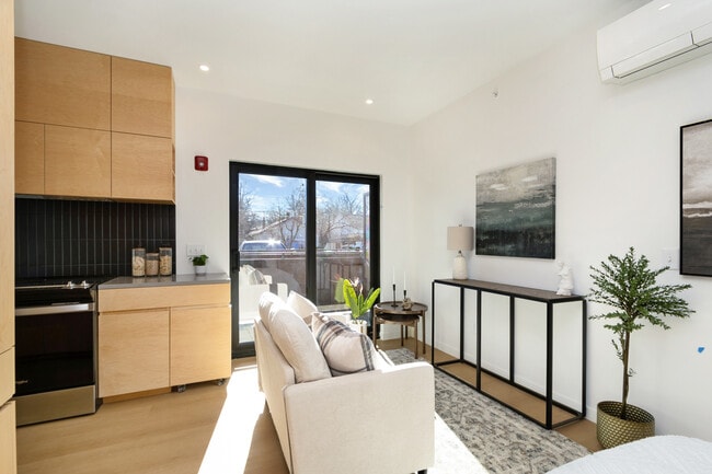 Building Photo - 815 Moro St