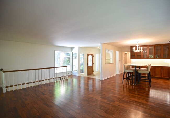 Building Photo - Lake Forest Park Four Bedroom