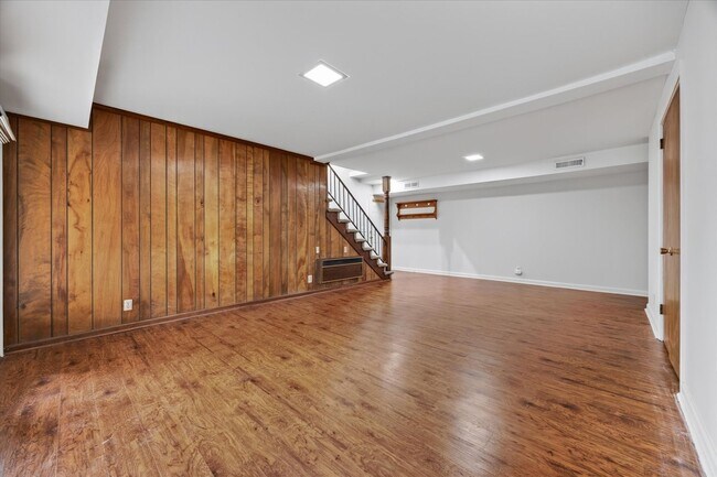 Building Photo - 717 Goodpasture Terrace