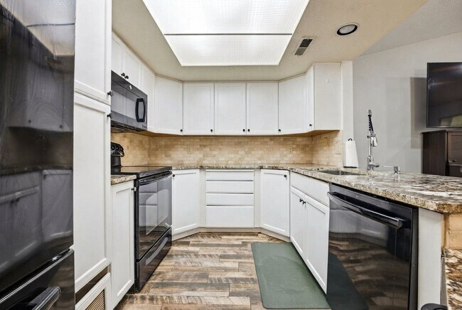 Building Photo - 845 N Valley View Dr