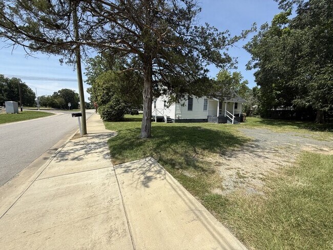 Building Photo - 3 bd 2 ba House