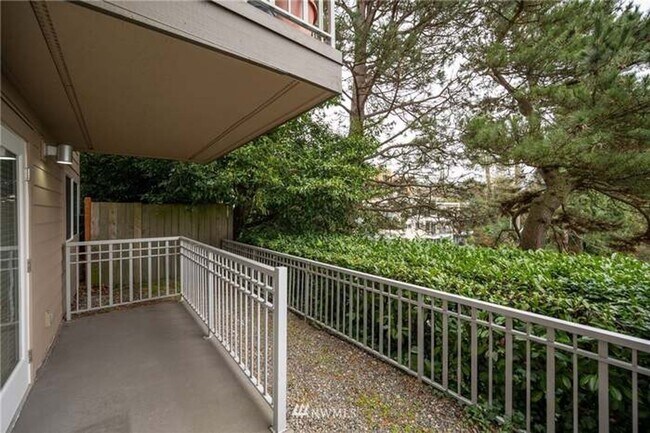 Building Photo - Sunny 1 bed 1 bath condo in Fremont