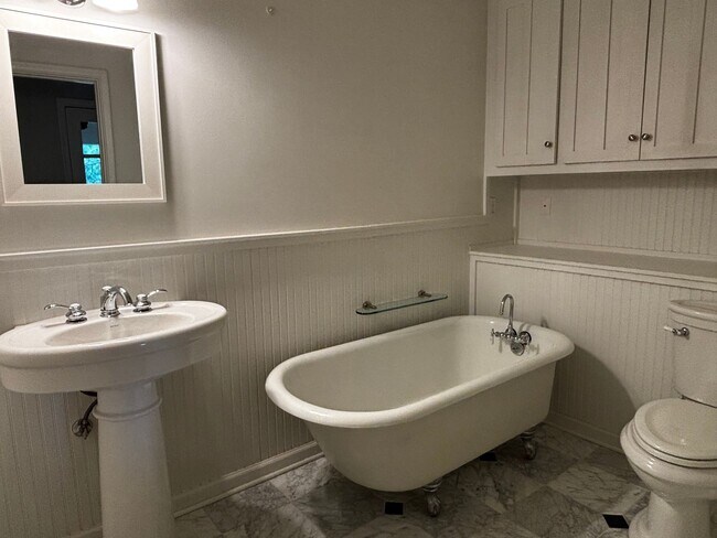 Building Photo - Brookside Charmer on secluded dead end street, just a 2 minute distance to restaurants, shopping ...