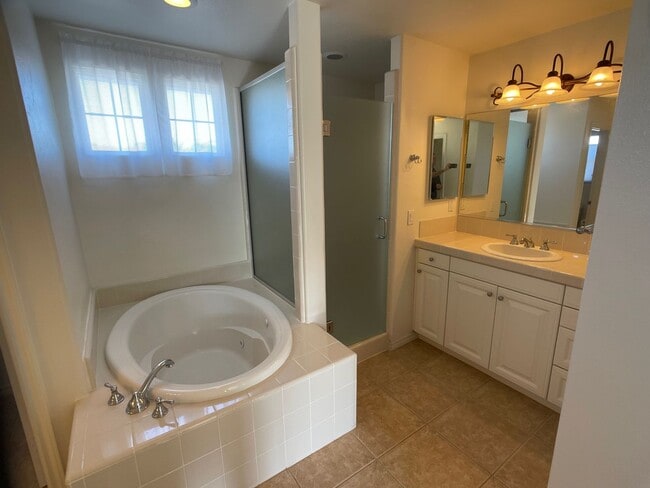 Building Photo - Oxnard 4 Bedroom 3 Full Bathroom 2-Story Home
