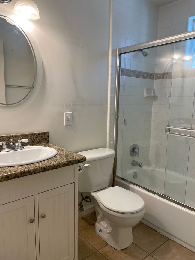 Building Photo - 2 Bedroom / 1 Bathroom Duplex in Old South...