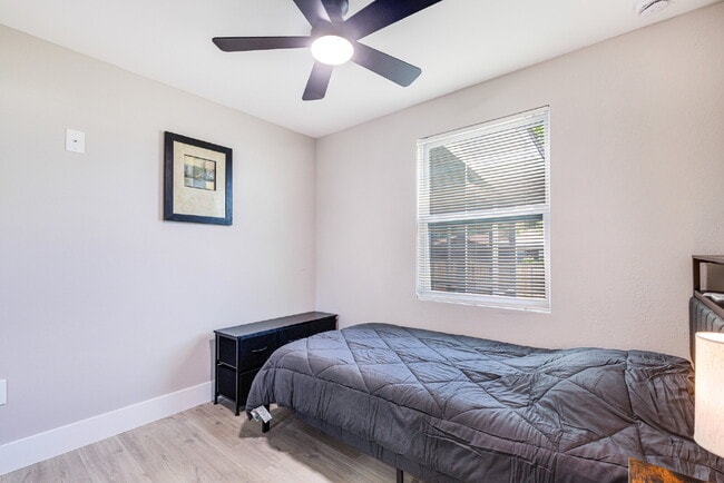 Building Photo - Englewood Padsplit Co-living Affordable Ho...