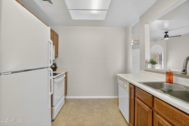 Building Photo - 930 N Mesa Dr