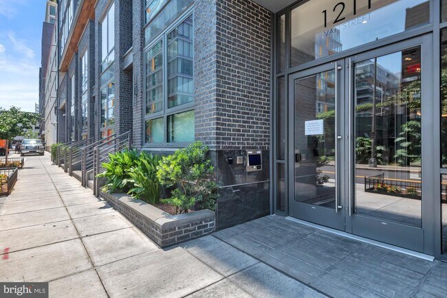 Building Photo - 1211 Van St SE