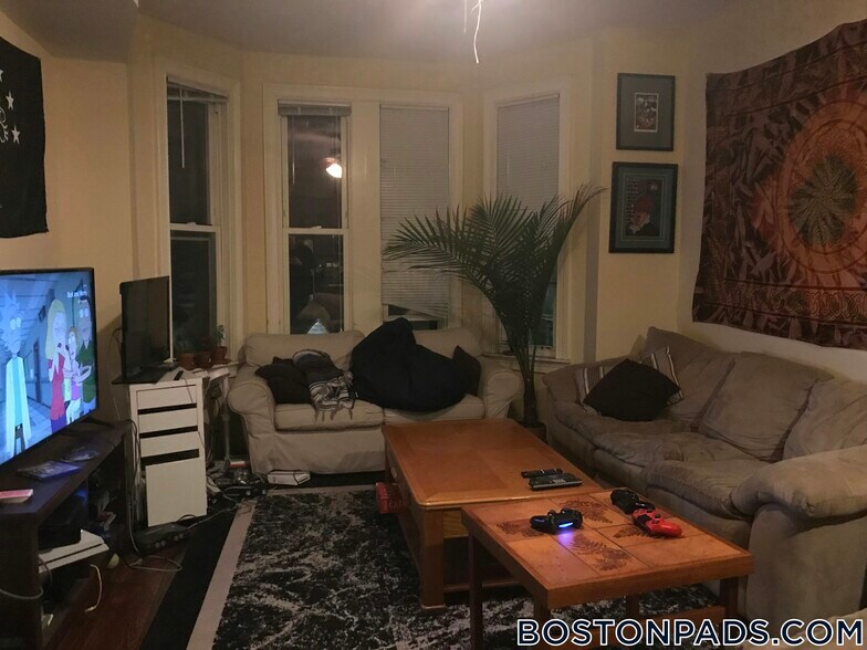 Building Photo - 731 Parker St