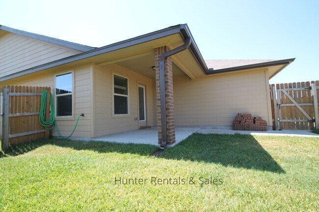 Building Photo - Charming Bungalow Style Home with Modern C...