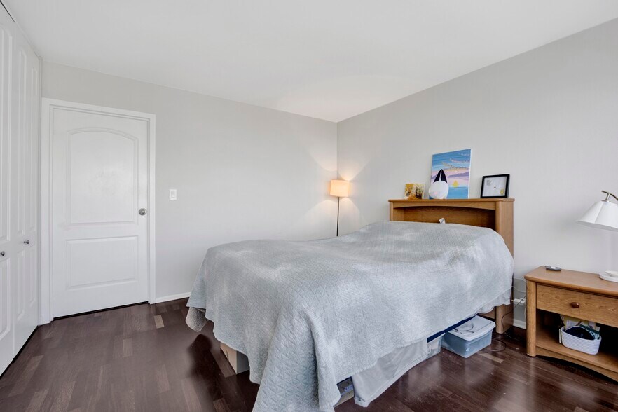 Unit Bedroom - 88 W Schiller St