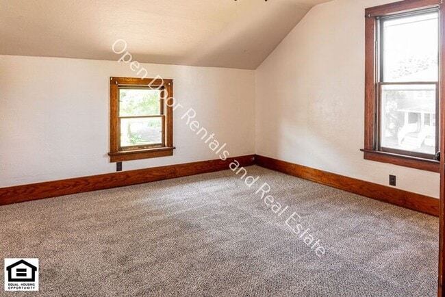 Building Photo - 1320 1/2 S Van Buren