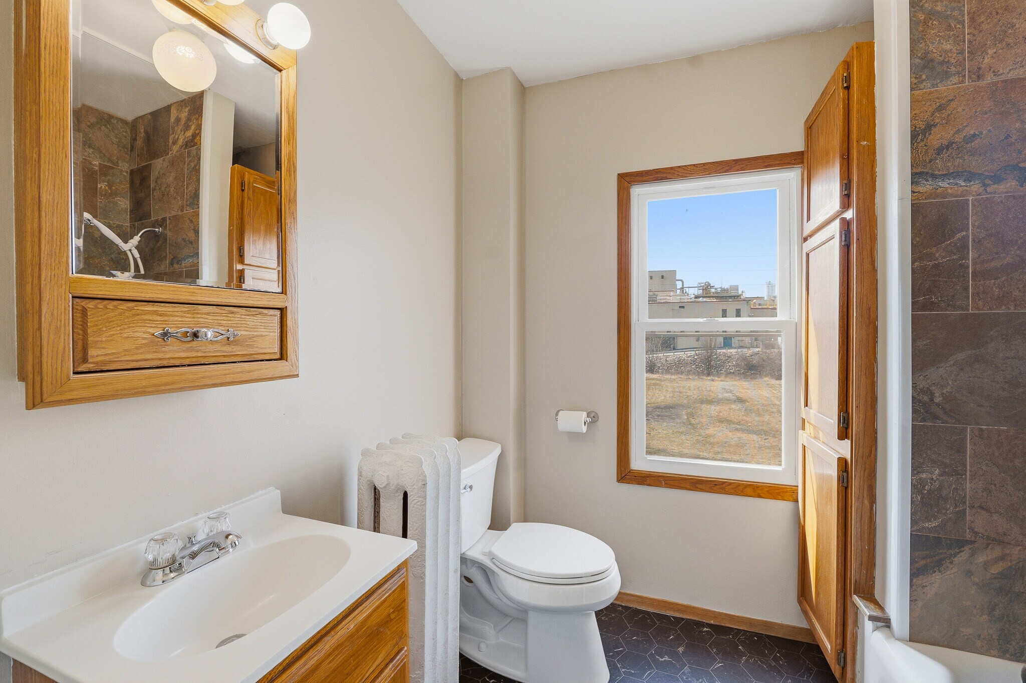 Building Photo - 418 S Spring St