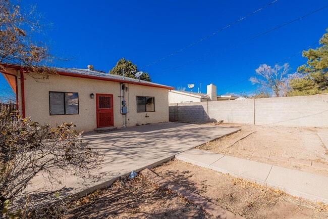 Building Photo - 624 Adams St NE