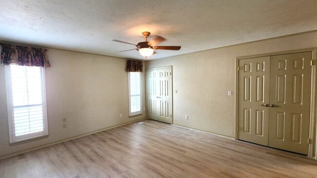 Building Photo - 3 Bed 2 Bath Townhome in Lakehurst Add NW OKC