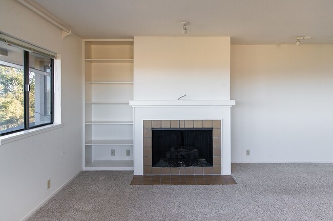 Building Photo - 2 Bedroom 2 Bath Condo in Pacific Grove NO...