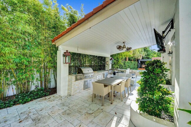 Building Photo - 614 Poinciana Dr