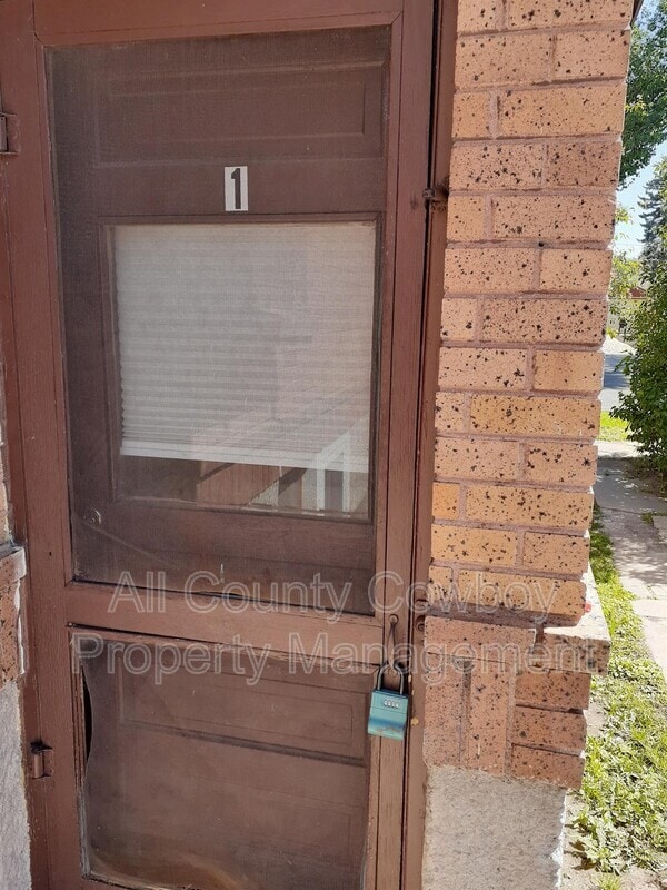 Building Photo - 1319 E Custer St