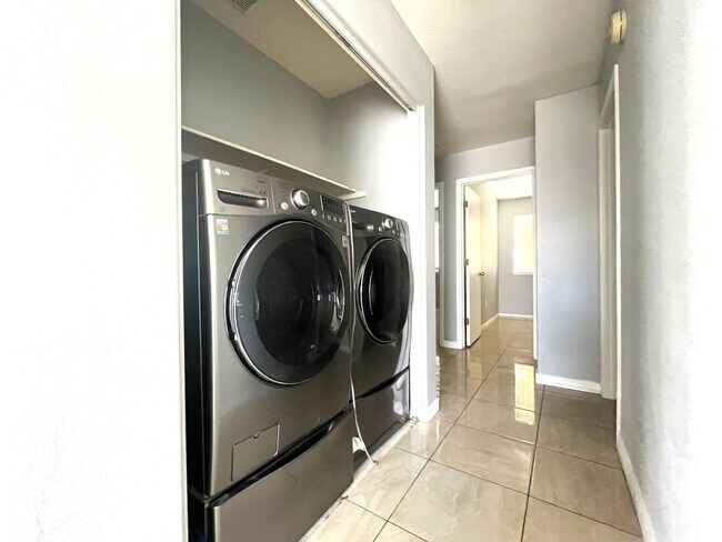 Building Photo - 3-Bedroom, 2-Bath House - Las Vegas, NV