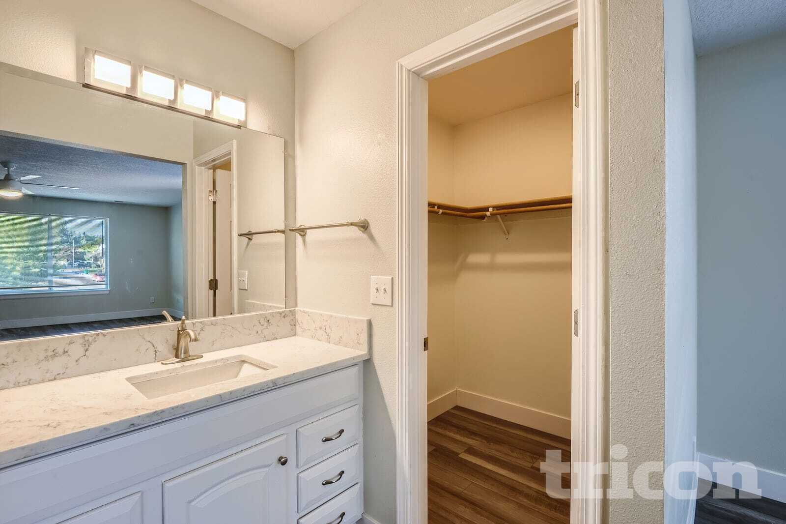 Building Photo - 13911 SE Alimaria Dr