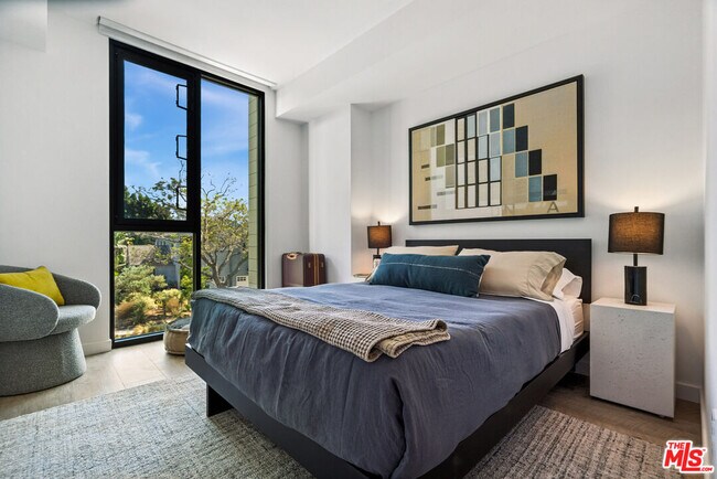 Building Photo - 2455 Overland Ave