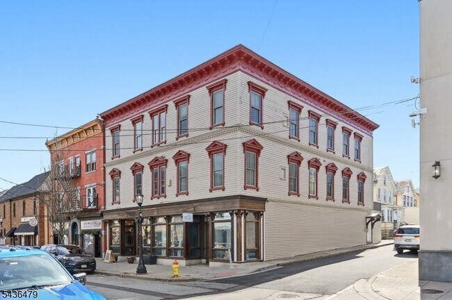 Building Photo - 180 Spring St