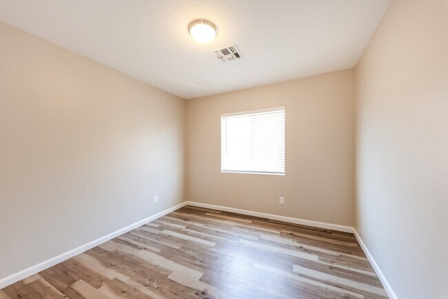 Building Photo - 12552 W Charter Oak Rd