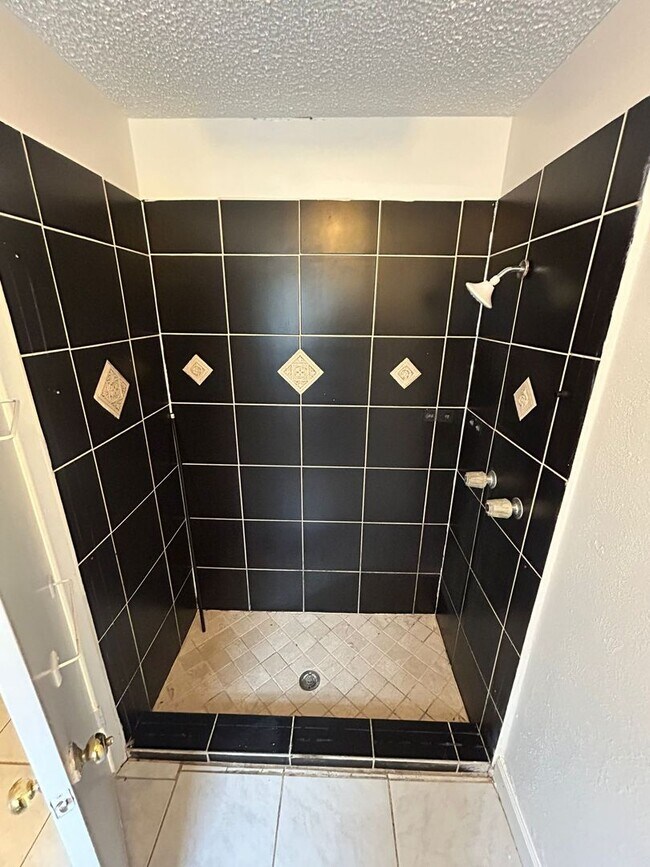 Building Photo - 1006 Holly Hill Ct