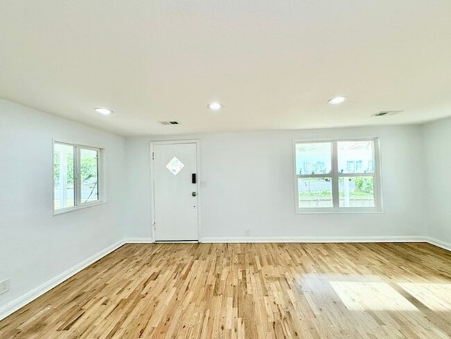 Building Photo - Move-in Ready Ranch