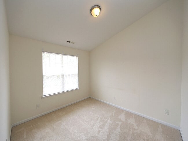 Building Photo - Convenient Morrisville Location