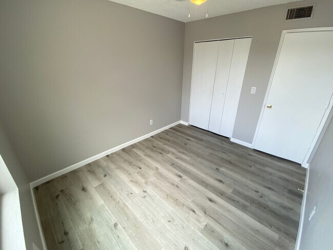 Building Photo - 3 Bedroom 2.5 Townhouse with Brand New Kit...