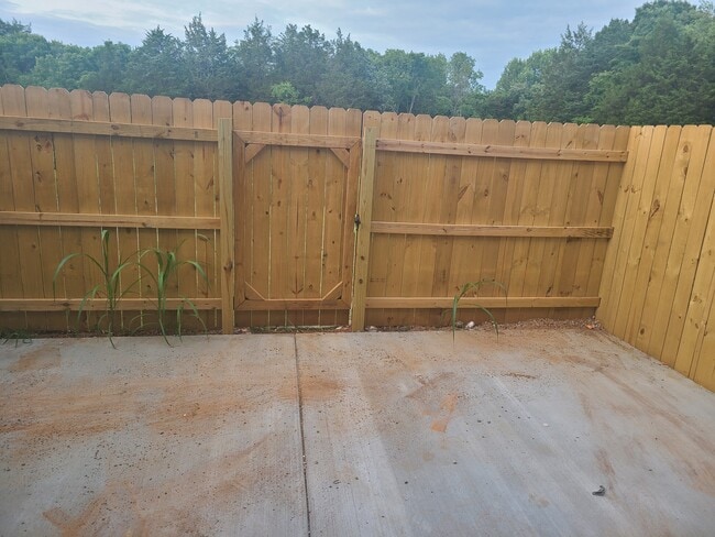 Building Photo - 607 Longfellow Ln