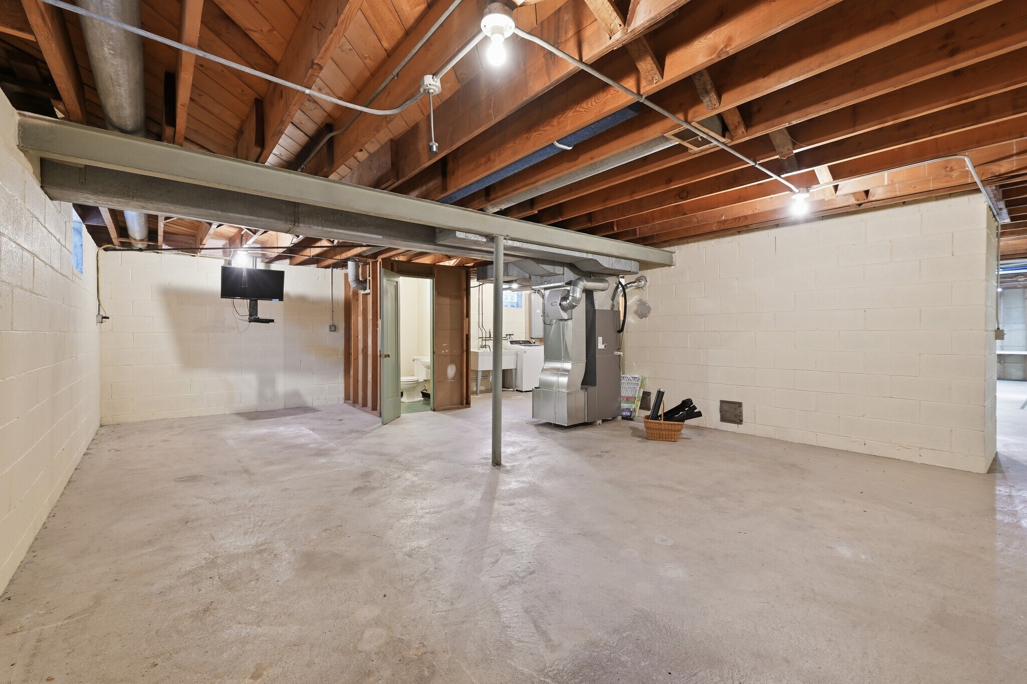 Building Photo - 728 N 74th St