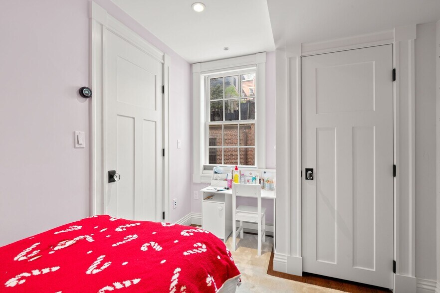 Building Photo - 7 Acorn St