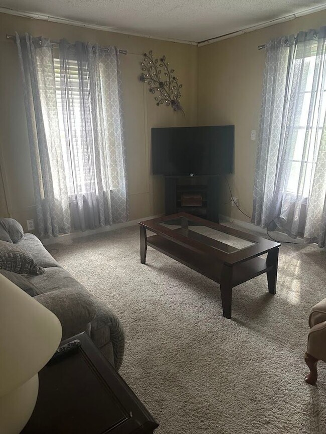 Building Photo - Refurbished - 3 bdrm 1 bath