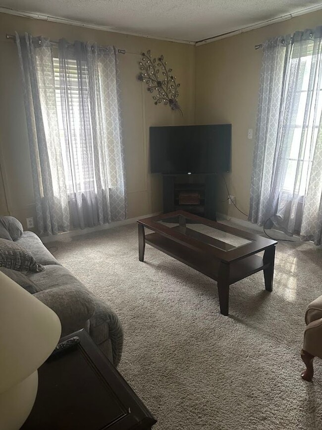 Building Photo - Refurbished - 3 bdrm 1.5 bath