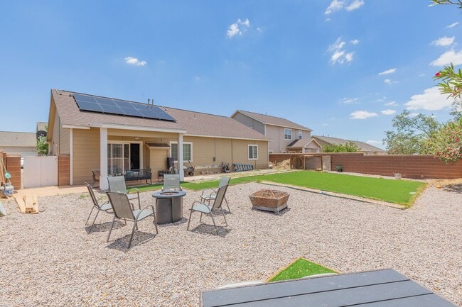 Building Photo - Conveniently located 3 Bedroom, 2 bath wit...