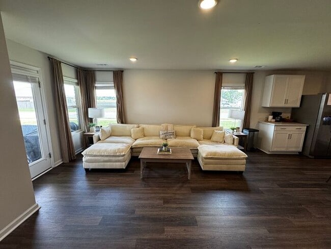 Building Photo - Beautiful 5 bedroom home available for rent