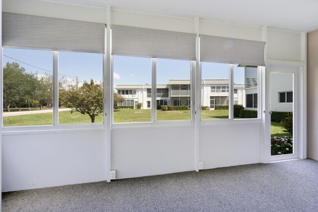 Building Photo - 2920 Lake Osborne Dr