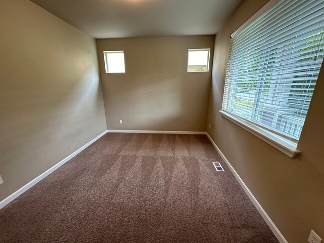 Building Photo - 1415 Grindstone Dr SE