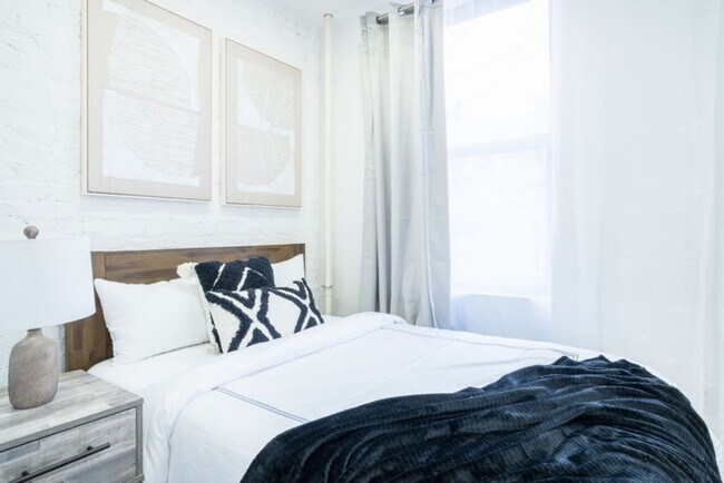 Building Photo - 402 E 11th St