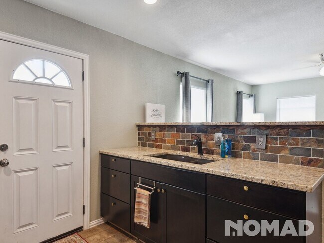 Building Photo - 1 bedroom renovated duplex